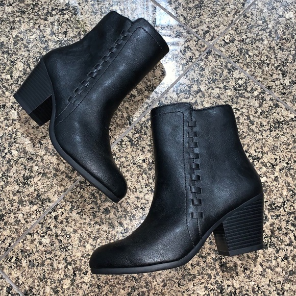 AEROSOLES Shoes - NWOT Black Aerosoles Heelrest Heeled Booties